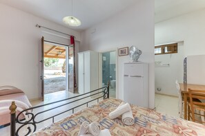 1 bedroom, bed sheets