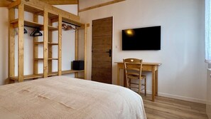 3 slaapkamers, een strijkplank/strijkijzer, wifi, beddengoed