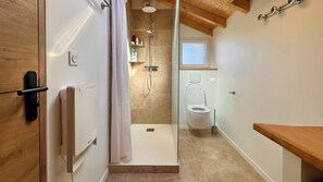 Séchoir à cheveux, serviettes fournies, savon