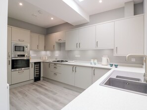 Dishwasher, cookware/dishes/utensils - Beach House (Stranraer)