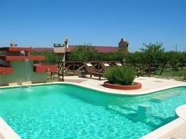 Una piscina al aire libre de temporada