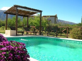 Una piscina al aire libre de temporada