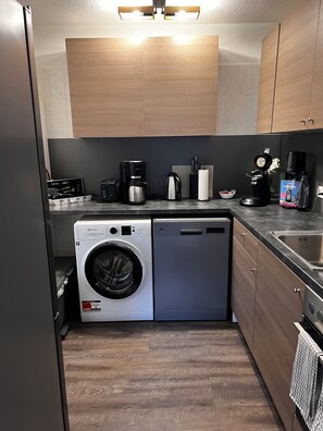 Fridge, oven, stovetop, dishwasher