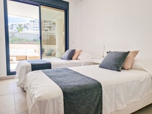 3 quartos, ferros/tábuas de passar roupa, Wi-Fi, roupa de cama