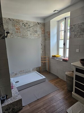 Dusche, Haartrockner, Handtücher, Toilettenpapier