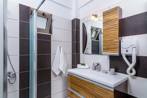 Douche, sèche-cheveux, serviettes fournies, savon