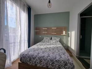 Een bureau, een laptopwerkplek, verduisterende gordijnen