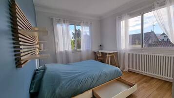 Escritorio, espacio para trabajar con un portátil, cortinas opacas