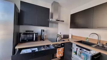 Großer Kühlschrank, Mikrowelle, Ofen, Herdplatte