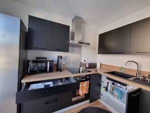 Frigorifero con congelatore, microonde, forno, piano cottura