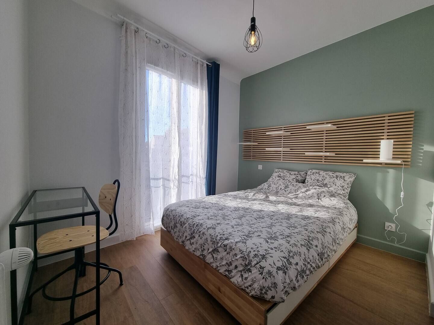 高級寝具、デスク、ノートパソコン用作業スペース、遮光カーテン