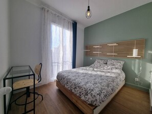 Bureau, espace de travail pour ordinateur portable, rideaux occultants