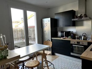 Frigorifero con congelatore, microonde, forno, piano cottura