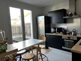 大冰箱、微波炉、烤箱、炉灶