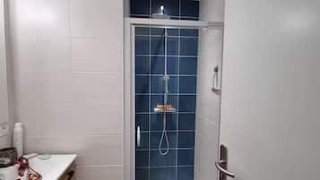 Ducha, secador de pelo y toallas