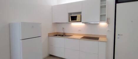 Kühlschrank, Mikrowelle, Herdplatte, Wasserkocher mit Kaffee-/Teezubehör