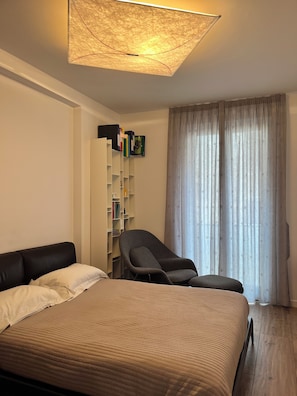 Tabla de planchar con plancha, wifi y ropa de cama