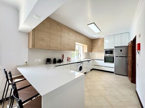 Fridge, microwave, oven, dishwasher - QUARTEIRA AMAZING VILLA WITH PRIVATE POOL by HOMIN (Quarteira)