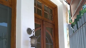 A wooden door with glass panels and a traditional lantern above it. - Olah Hostel Paulista (São Paulo)