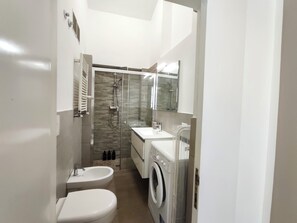 Haartrockner, Bidet, Handtücher, Seife