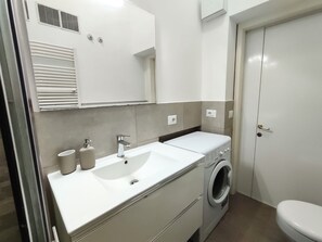 Haartrockner, Bidet, Handtücher, Seife