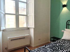 Tabla de planchar con plancha, wifi y ropa de cama