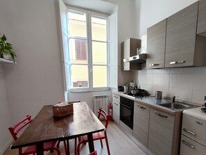 Oven, stovetop - Relaxation and zen in fully equipped 2-bedroom apto at Colosseum (Roma)