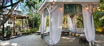 House of Lotus-Cottage house w/ tropical backyard & amenities- Near PBI & beach