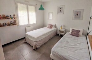 3 bedrooms, iron/ironing board, WiFi, bed sheets