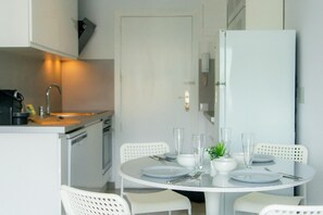 Jääkaappi, mikroaaltouuni, uuni, astianpesukone