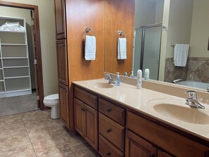 Douche, sèche-cheveux, serviettes fournies, papier toilette