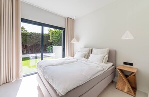 4 quartos, escrivaninha, ferros/tábuas de passar roupa