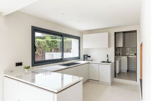 Kühlschrank, Mikrowelle, Ofen, Herdplatte