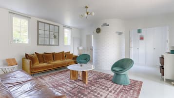 Villa clásica, balcón, vista al jardín | Área de sala de estar