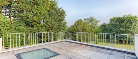 Villa clásica, balcón, vista al jardín | Terraza o patio