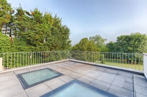 Villa Classique, balcon, vue jardin | Terrasse/Patio