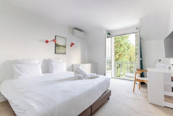 Villa clásica, balcón, vista al jardín | Wifi gratis 