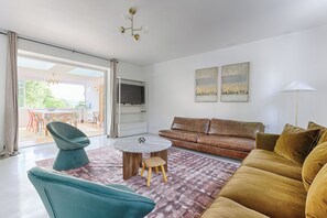 Villa clásica, balcón, vista al jardín | Área de sala de estar