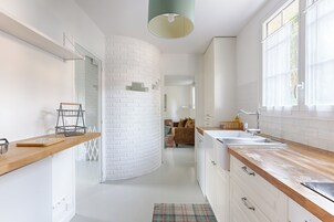 Villa Classique, balcon, vue jardin | Cuisine privée | Bouilloire électrique