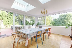 Villa Classique, balcon, vue jardin | Coin séjour