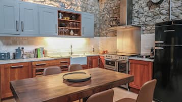 Dishwasher, cookware/dishes/utensils