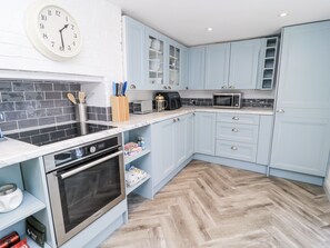 Cottage | Cuisine privée | Lave-vaisselle, batterie de cuisine, vaisselle et ustensiles