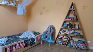Children's area - Villa with swimming pool and garden. (Marseille)