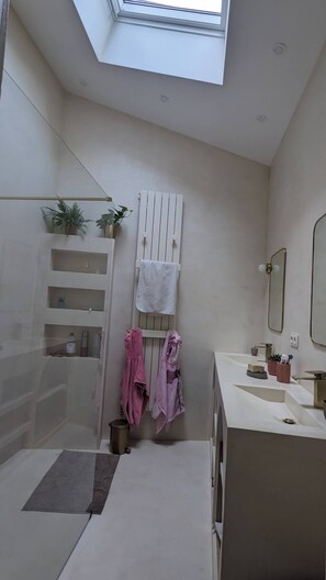 Douche, séchoir à cheveux, serviettes fournies, savon