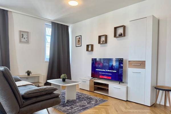 Superior appartement, uitzicht op stad | Woonruimte | Een 50-inch smart-tv met digitale zenders