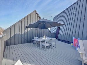 Outdoor dining - Zen Den, Downtown, Rooftop Hang, Pet Zone (Raleigh)