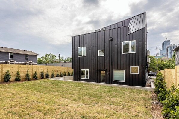Exterior - Skyline Loft - Downtown Rooftop with Skyline View! (Raleigh)