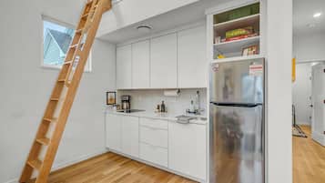 Een koelkast, een magnetron, een kookplaat