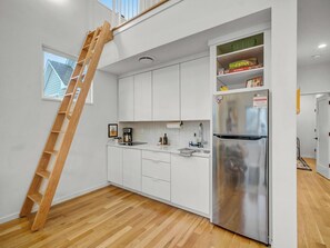 Kühlschrank, Mikrowelle, Herdplatte, Wasserkocher mit Kaffee-/Teezubehör