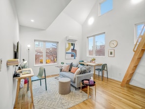 Smart TV - Zen Den, Downtown, Rooftop Hang, Pet Zone (Raleigh)